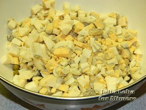 Полезный салат с яйцами и овощами