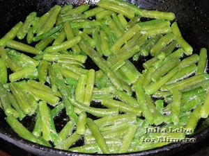 Полезный салат с яйцами и овощами