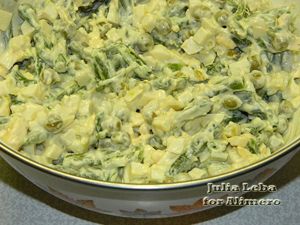 Полезный салат с яйцами и овощами