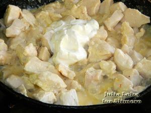Маринованная грудка в горшочках