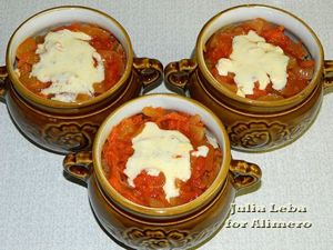 Маринованная грудка в горшочках
