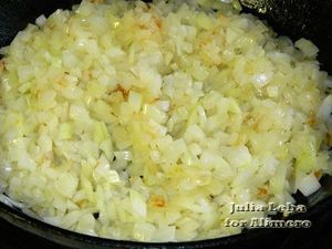 Маринованная грудка в горшочках