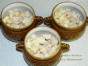Маринованная грудка в горшочках