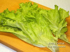 Закуска в листьях салата