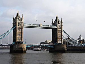 Лондон (Великобритания). На фото – Тауэрский мост, самый знаменитый в мире! Он представляет собой 244-метровый разводной мост над рекой Темзой, недалеко от Лондонского Тауэра. Думаю, многие его помнят по самым первым топикам на уроках английского языка)) Лондон (Великобритания). На фото – Тауэрский мост, самый знаменитый в мире! Он представляет собой 244-метровый разводной мост над рекой Темзой, недалеко от Лондонского Тауэра. Думаю, многие его помнят по самым первым топикам на уроках английского языка))
