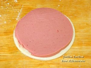 Нарезные слойки с колбасой