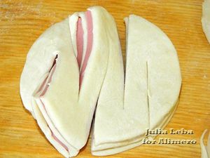 Нарезные слойки с колбасой