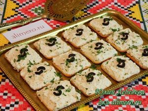 Закуска на крекерах