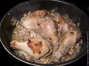 Куриные голени с грибами в крем-соусе