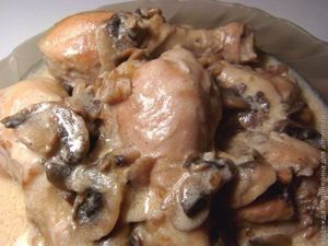 Куриные голени с грибами в крем-соусе