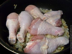 Куриные голени с грибами в крем-соусе