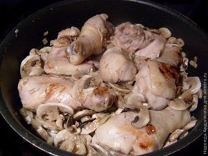 Куриные голени с грибами в крем-соусе