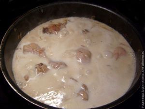Куриные голени с грибами в крем-соусе
