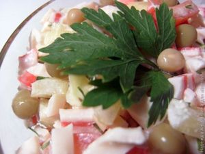 Летний салат с крабовым мясом