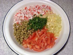 Летний салат с крабовым мясом