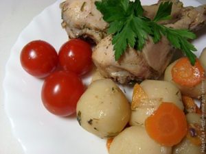 Куриные ножки, тушеные с картофелем в рукаве