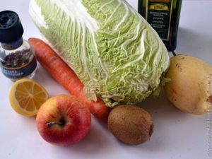 Салат из пекинской капусты с фруктами