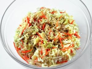 Салат из пекинской капусты с фруктами