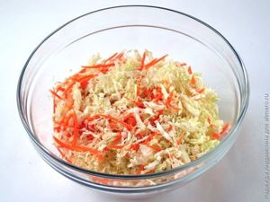 Салат из пекинской капусты с фруктами