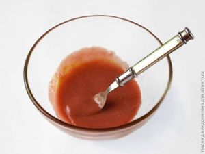 Слоеные чашечки с колбасой в пряно-сладком соусе