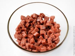Слоеные чашечки с колбасой в пряно-сладком соусе