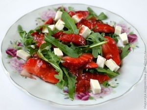 Салат с рукколой, мягким сыром и клубникой