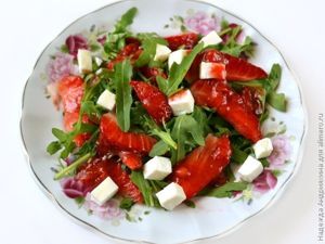 Салат с рукколой, мягким сыром и клубникой