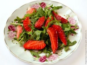 Салат с рукколой, мягким сыром и клубникой