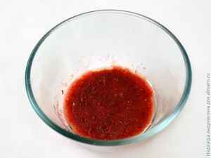 Салат с рукколой, мягким сыром и клубникой