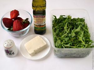 Салат с рукколой, мягким сыром и клубникой