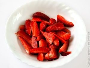 Салат с рукколой, мягким сыром и клубникой