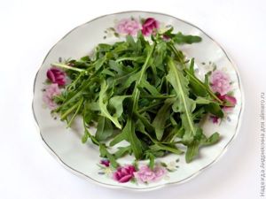 Салат с рукколой, мягким сыром и клубникой