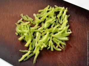 Салат с рукколой, курицей и овощами