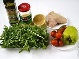 Салат с рукколой, курицей и овощами