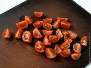 Салат с рукколой, курицей и овощами