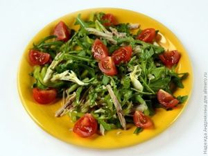 Салат с рукколой, курицей и овощами