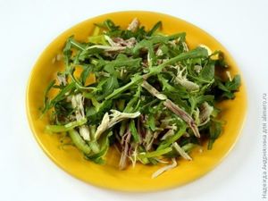 Салат с рукколой, курицей и овощами
