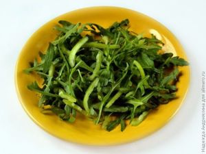 Салат с рукколой, курицей и овощами