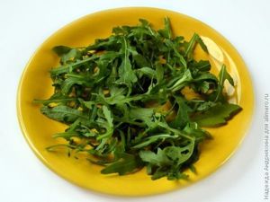 Салат с рукколой, курицей и овощами