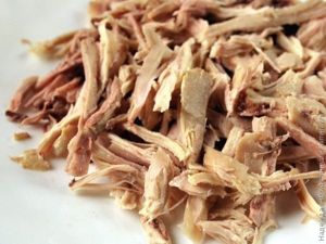 Салат с рукколой, курицей и овощами