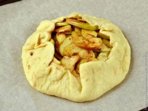 Праздничный пирог с яблоками и маком