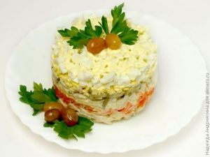 Салат с кальмарами и грушей
