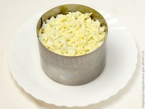 Салат с кальмарами и грушей