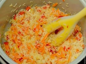 Гарнир из риса с овощами в мультиварке
