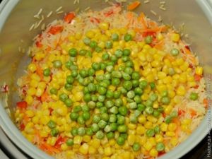 Гарнир из риса с овощами в мультиварке