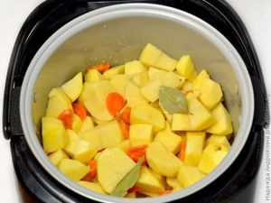 Куриные голени с картофелем в мультиварке