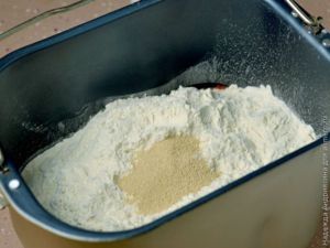 Хлеб с жареным луком и паприкой в хлебопечке