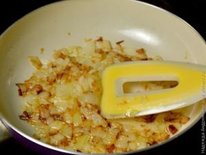 Хлеб с жареным луком и паприкой в хлебопечке