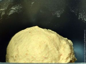 Хлеб с жареным луком и паприкой в хлебопечке