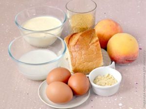 Запеканка из французских тостов с персиками